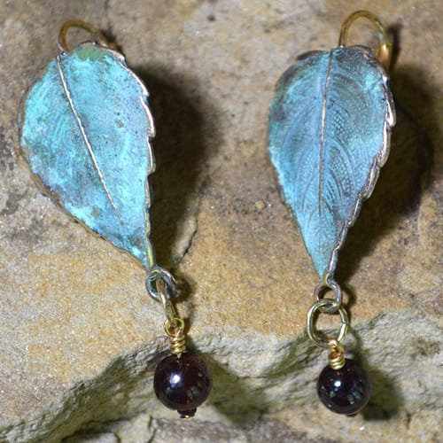 Click to view detail for EC-042 Earrings Classic Leaves with Garnet $56